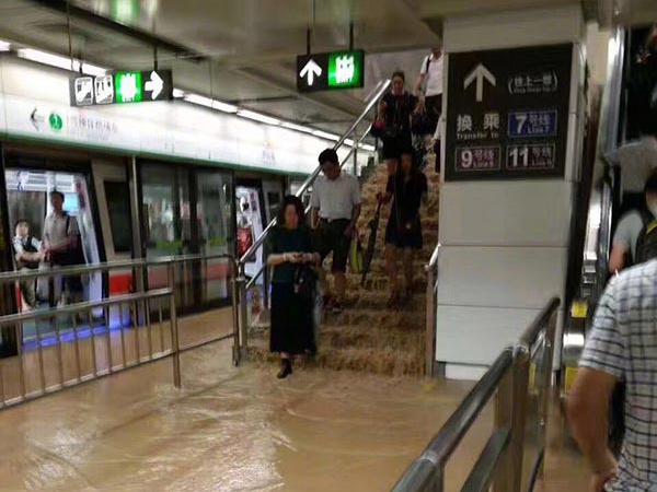 地铁车站洪水倒灌防淹挡板来抗洪