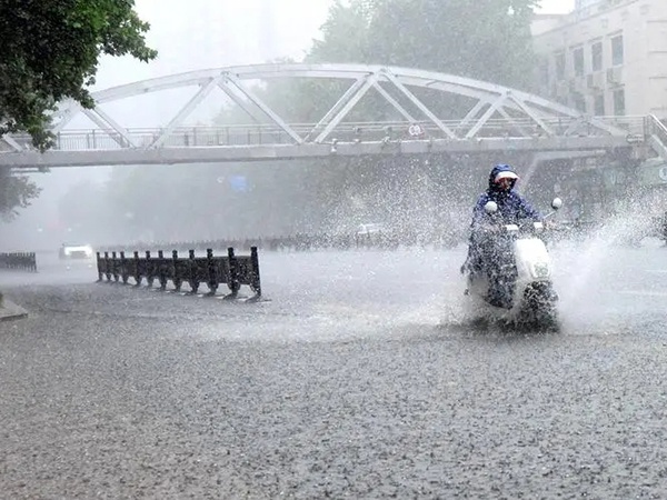 暴雨浇醒城市防洪防汛弊病